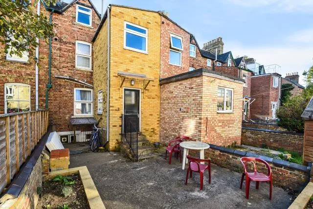 5 bedroom terraced house for rent
