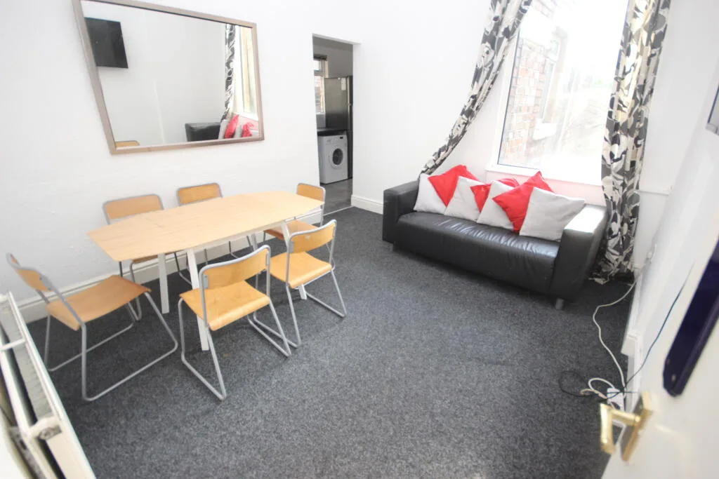6 bedroom terraced house for rent