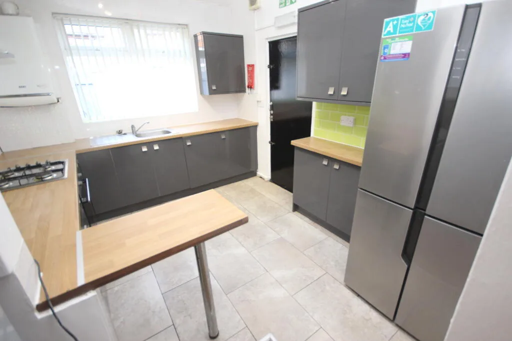 5 bedroom terraced house for rent
