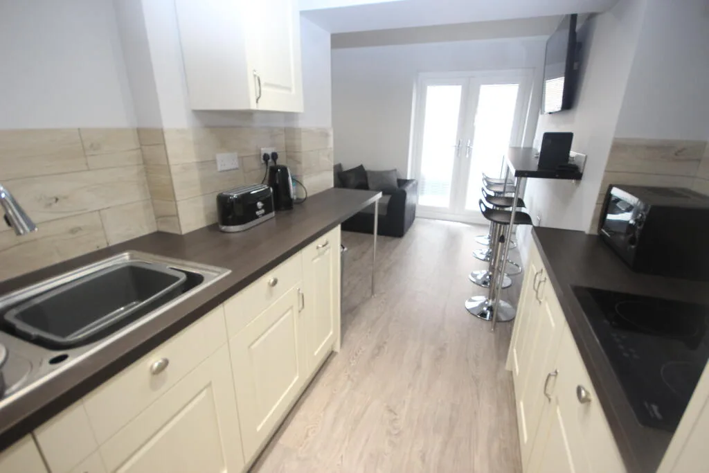 5 bedroom terraced house for rent