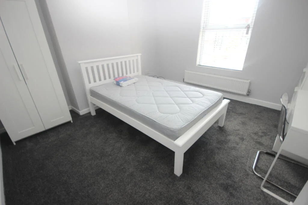 5 bedroom terraced house for rent