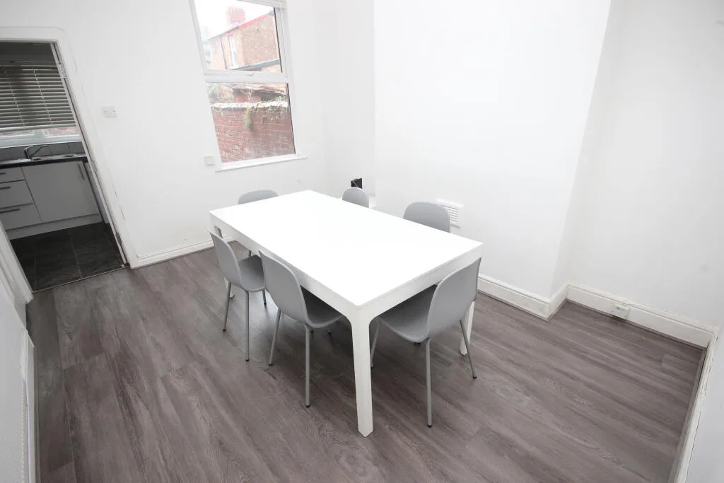 5 bedroom terraced house for rent