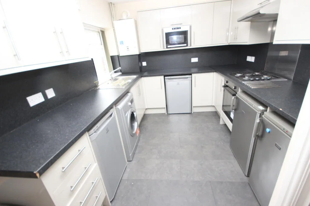 5 bedroom terraced house for rent