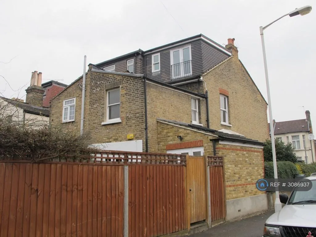 4 bedroom end of terrace house for rent