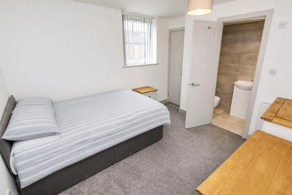 6 bedroom house for rent
