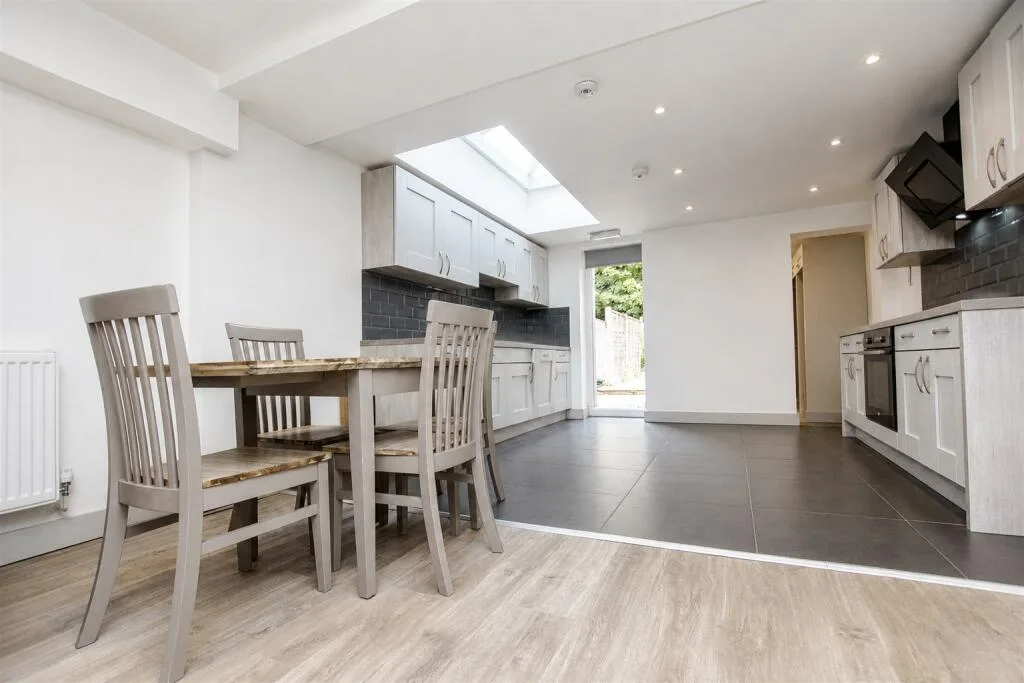 6 bedroom house for rent