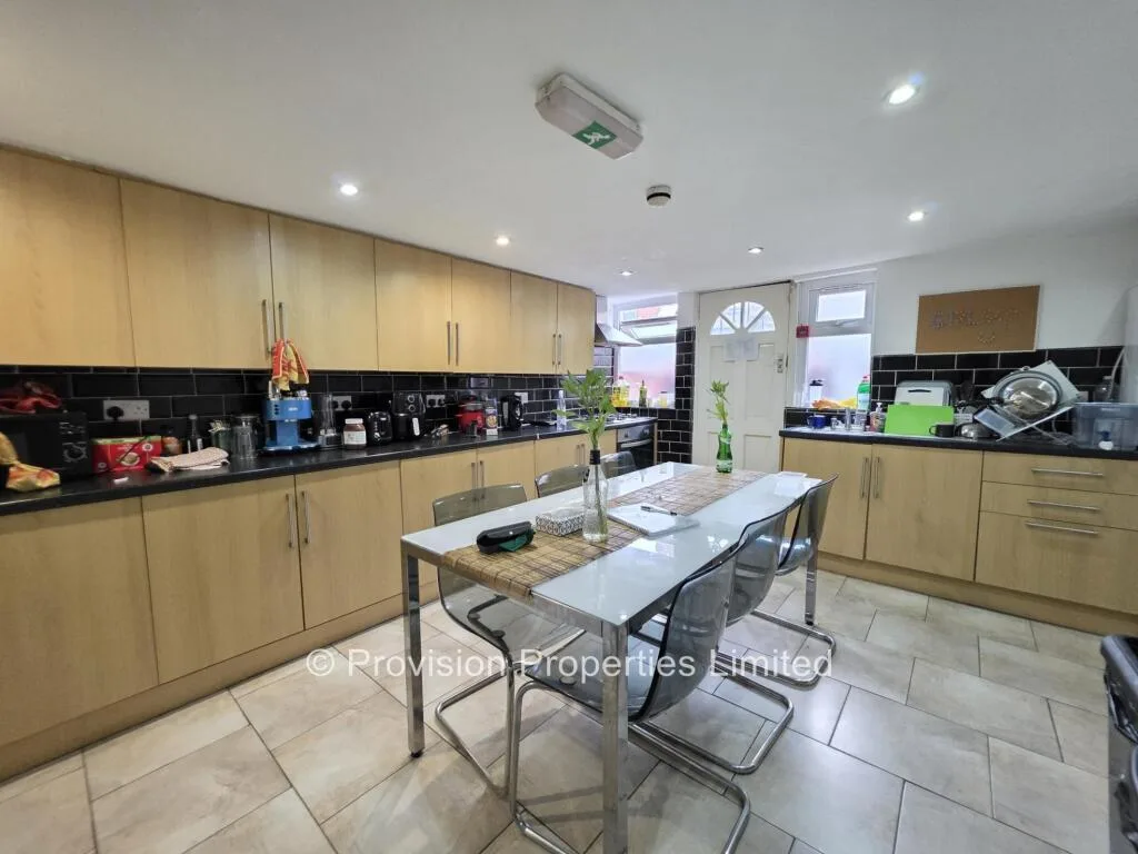5 bedroom terraced house for rent