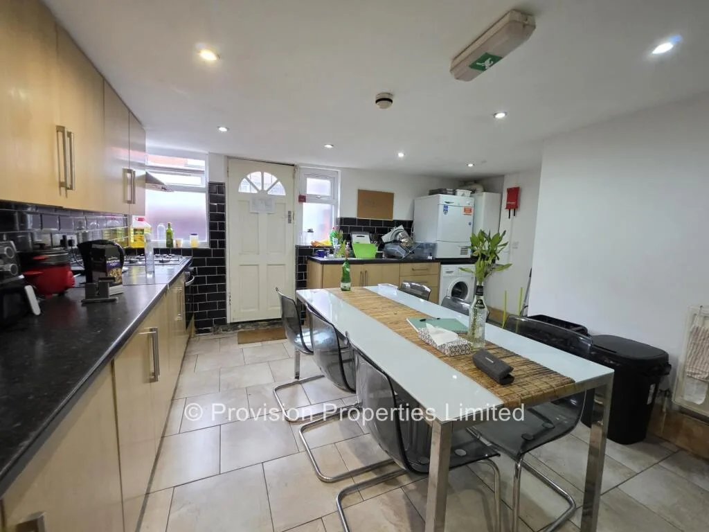 5 bedroom terraced house for rent