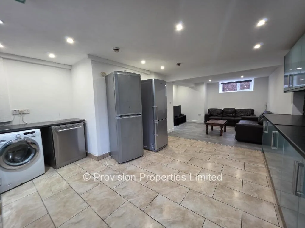 6 bedroom terraced house for rent