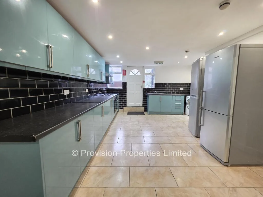 6 bedroom terraced house for rent