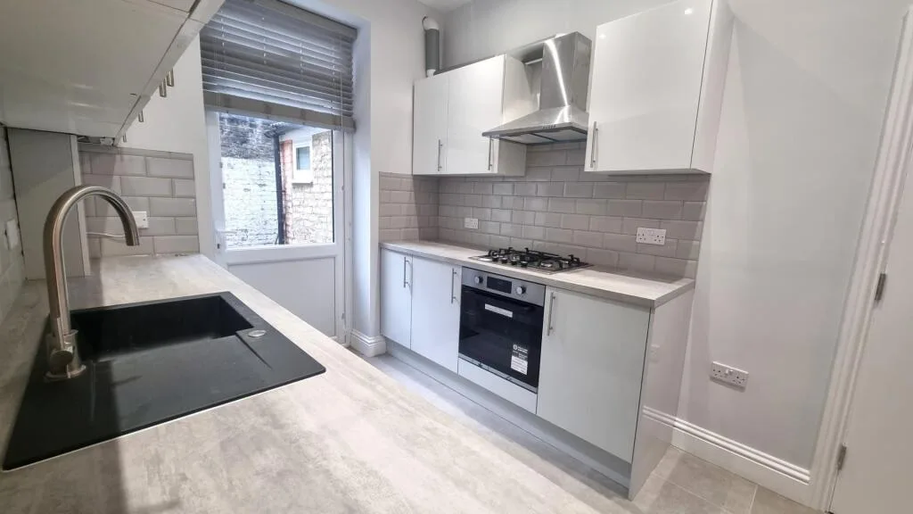 4 bedroom end of terrace house for rent