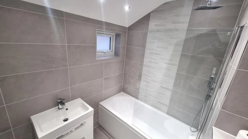 4 bedroom end of terrace house for rent