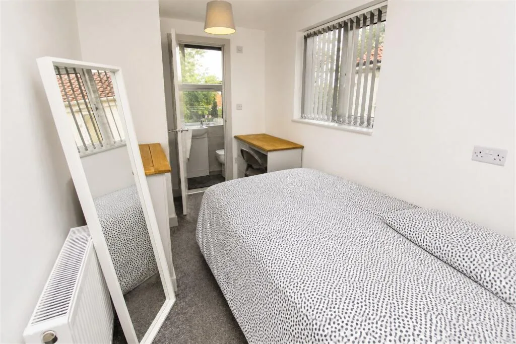 6 bedroom house for rent