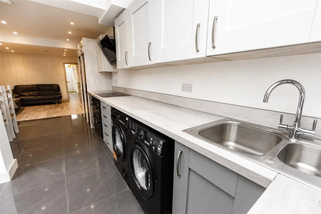 6 bedroom house for rent