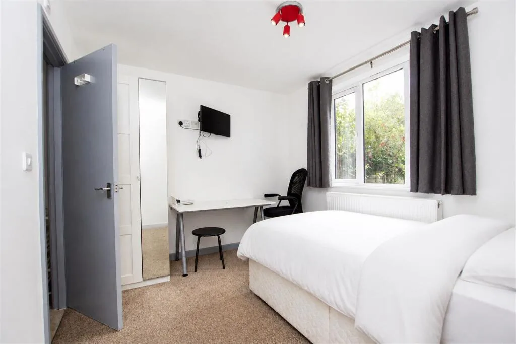 6 bedroom house for rent