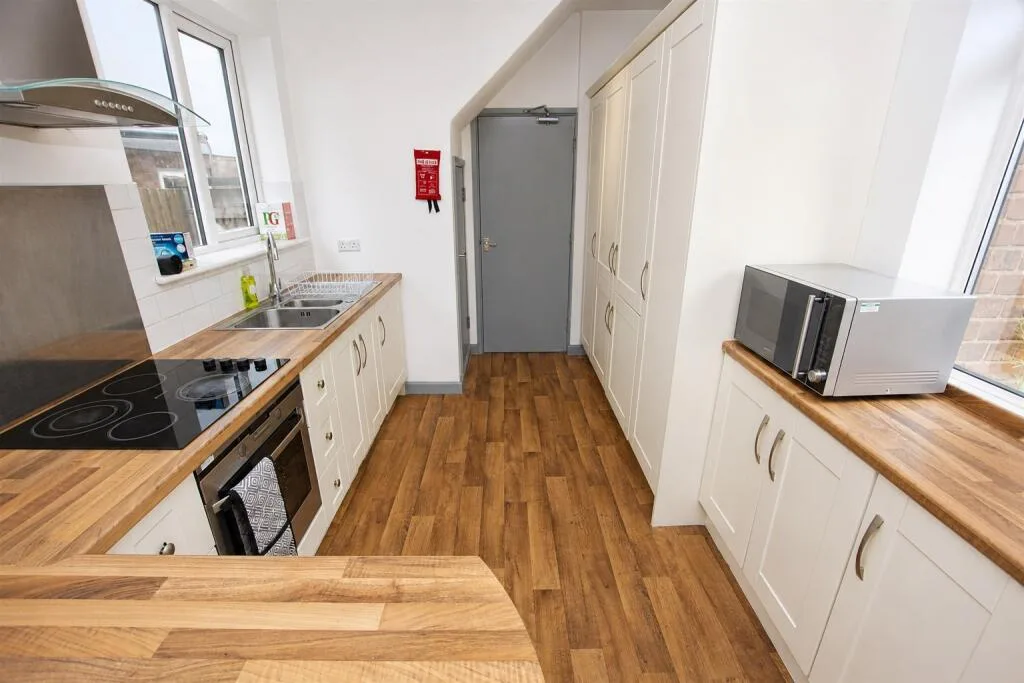 6 bedroom house for rent
