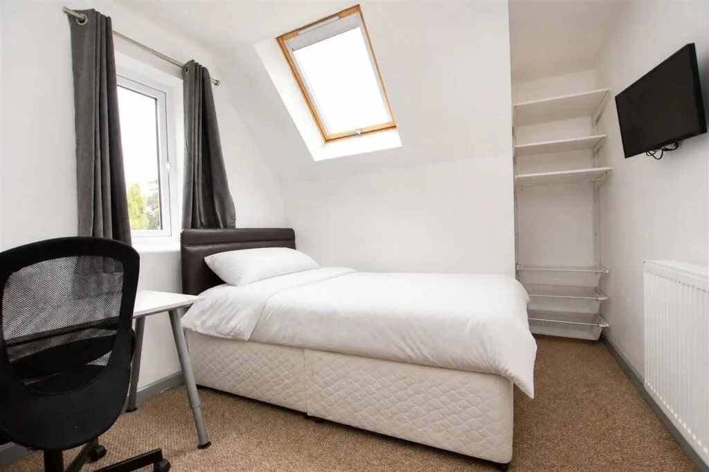 6 bedroom house for rent