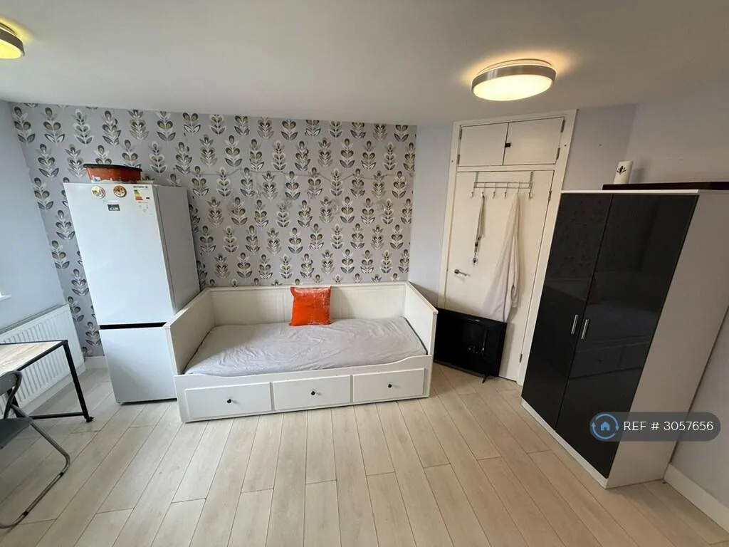 Studio flat for rent