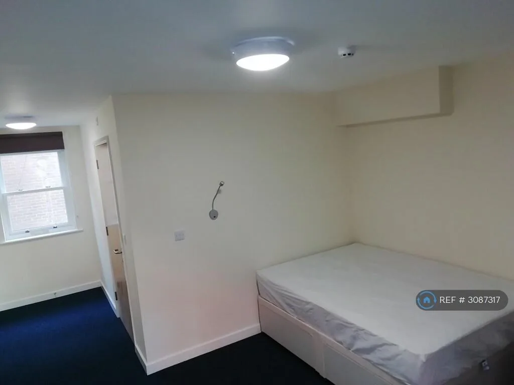 5 bedroom flat for rent
