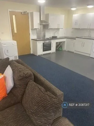 5 bedroom flat for rent