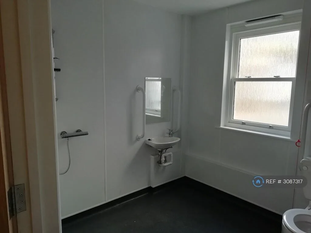 5 bedroom flat for rent