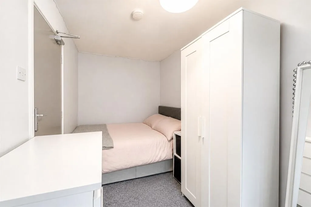 6 bedroom house for rent