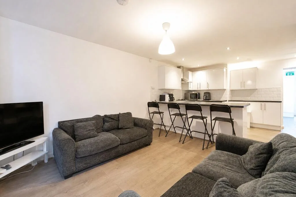6 bedroom house for rent