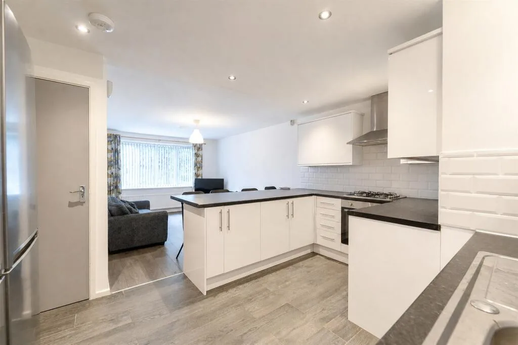 6 bedroom house for rent