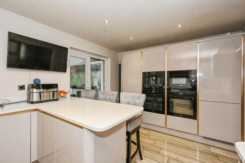 3 bedroom semi-detached house for rent