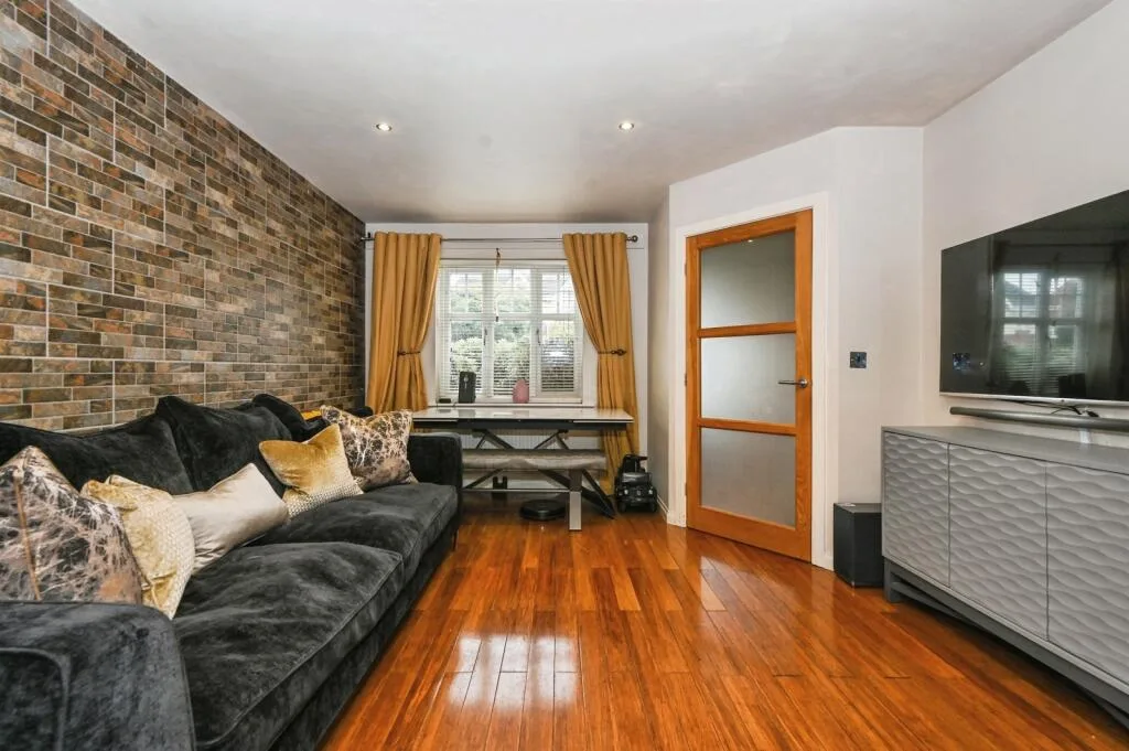 3 bedroom semi-detached house for rent