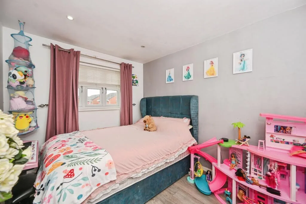 3 bedroom semi-detached house for rent