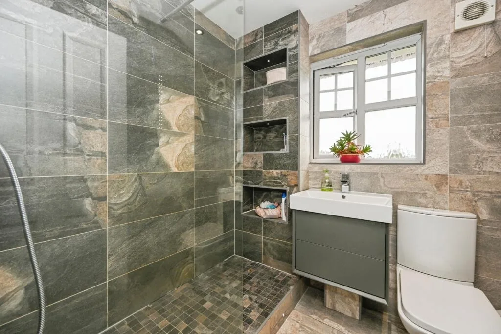 3 bedroom semi-detached house for rent