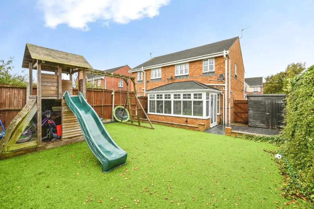 3 bedroom semi-detached house for rent