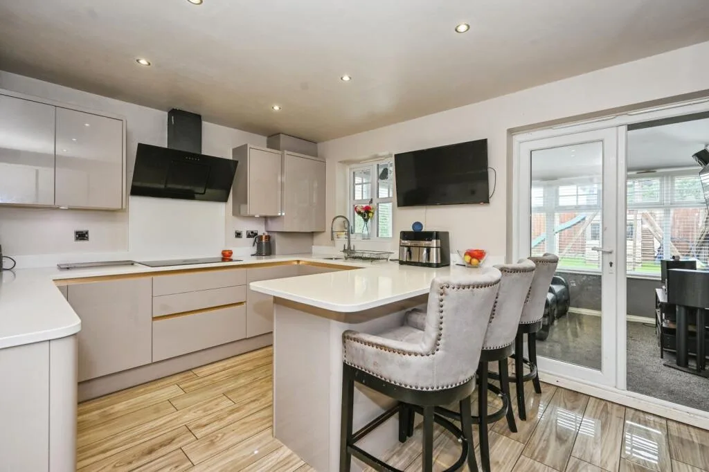 3 bedroom semi-detached house for rent