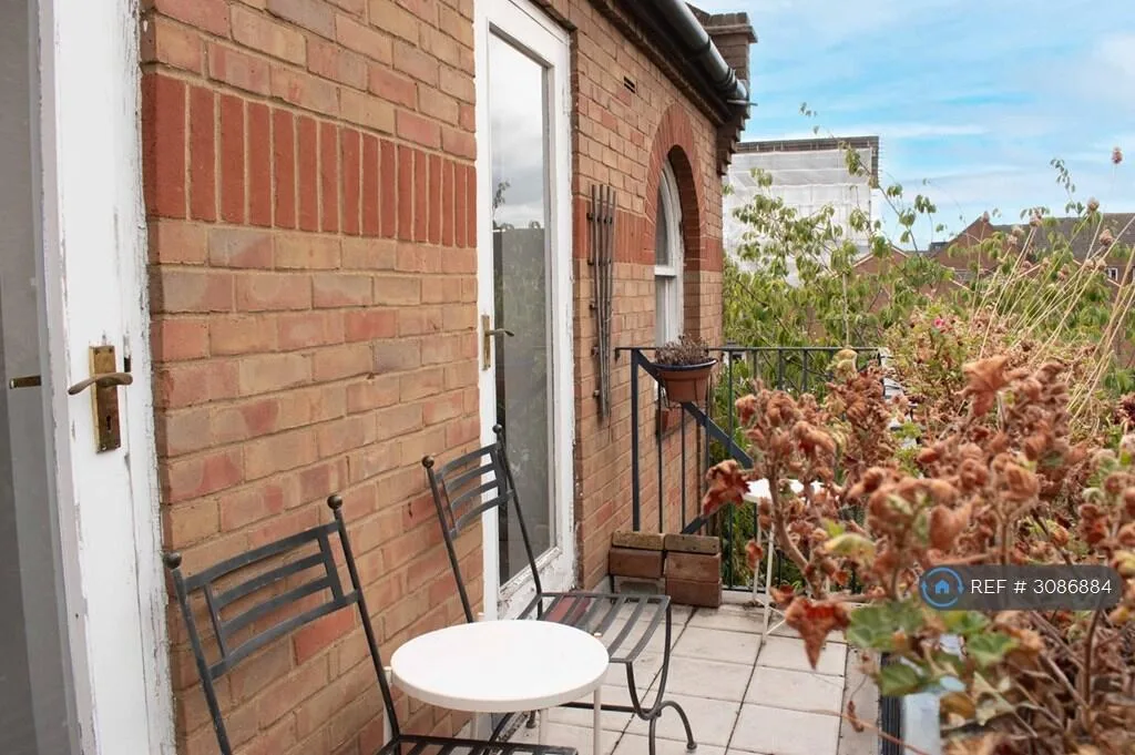 2 bedroom maisonette for rent