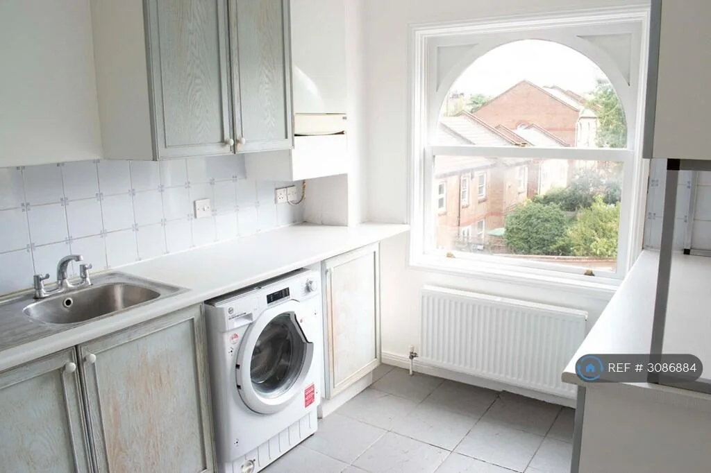 2 bedroom maisonette for rent