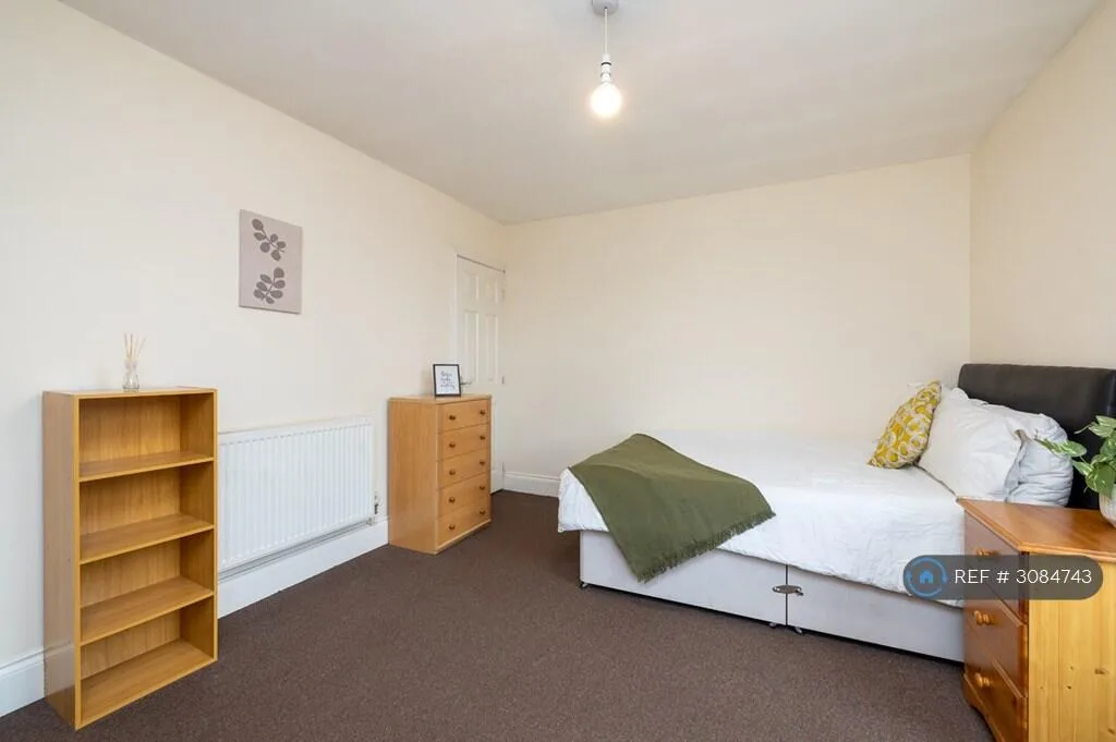 5 bedroom terraced house for rent