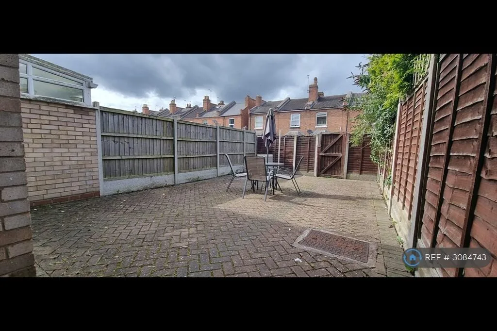 5 bedroom terraced house for rent