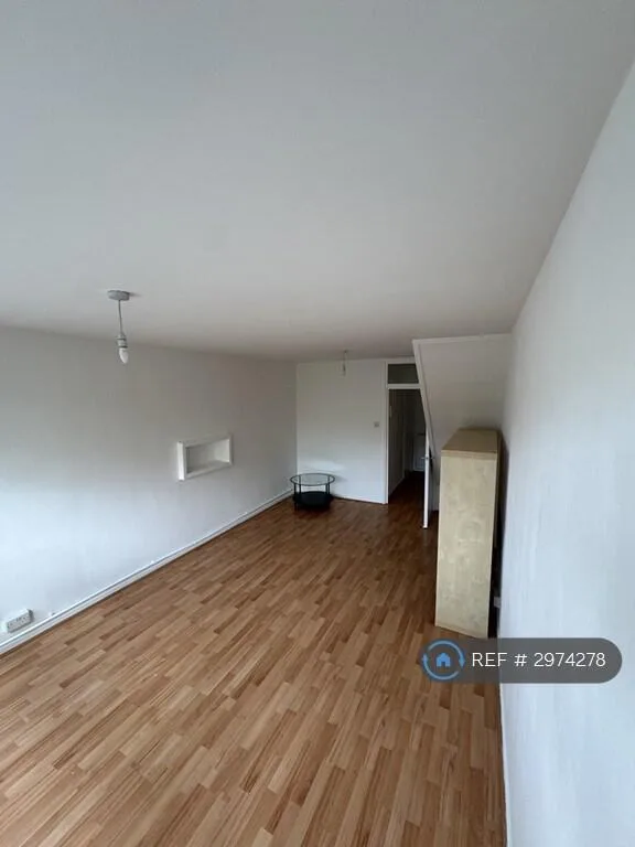 2 bedroom maisonette for rent
