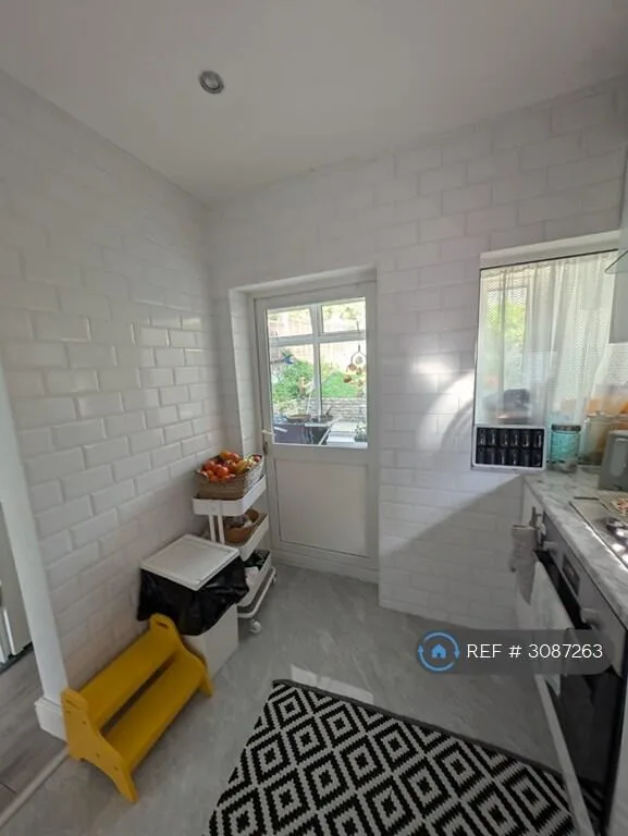 3 bedroom semi-detached house for rent