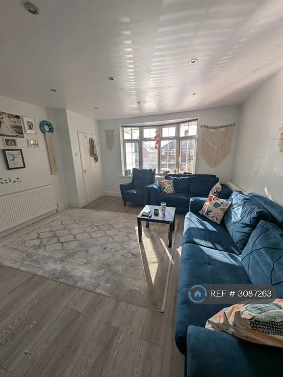 3 bedroom semi-detached house for rent