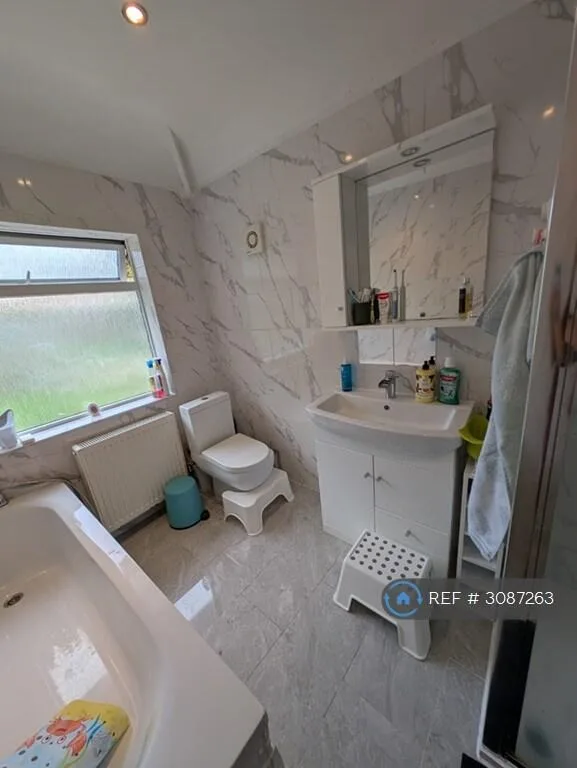 3 bedroom semi-detached house for rent