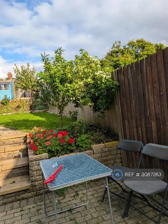 3 bedroom semi-detached house for rent