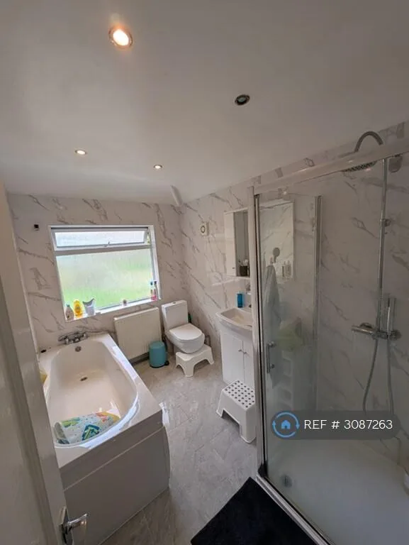 3 bedroom semi-detached house for rent