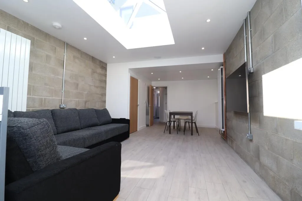 5 bedroom terraced house for rent