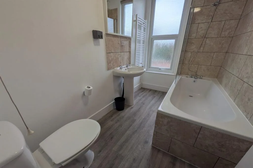 5 bedroom semi-detached house for rent