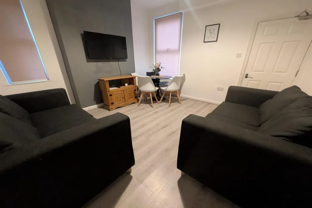 5 bedroom semi-detached house for rent