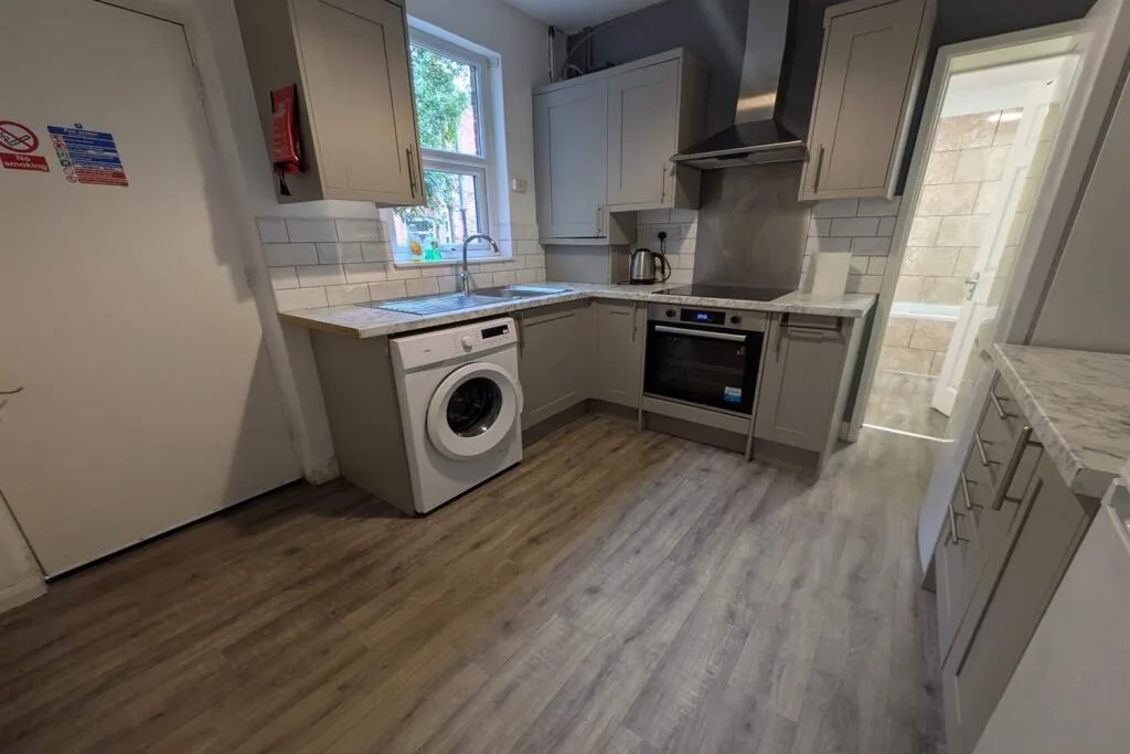 5 bedroom semi-detached house for rent