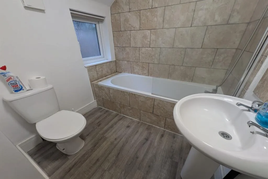 5 bedroom semi-detached house for rent