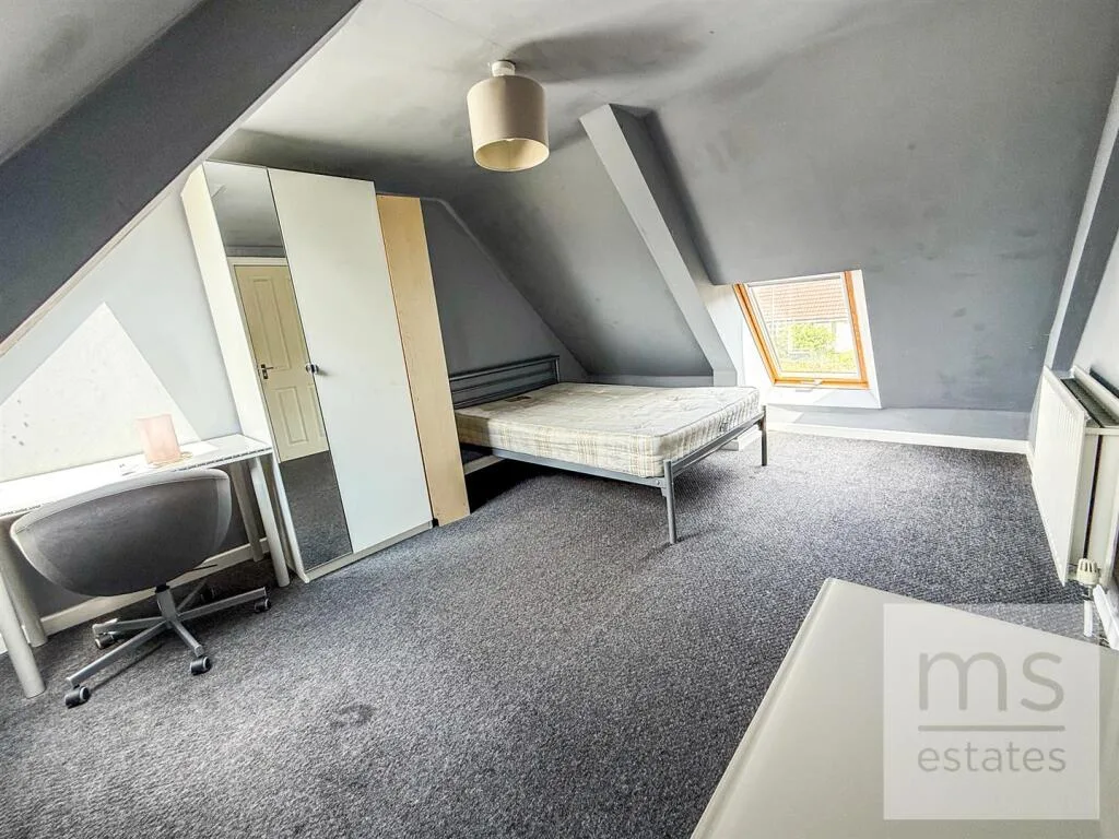 5 bedroom semi-detached house for rent